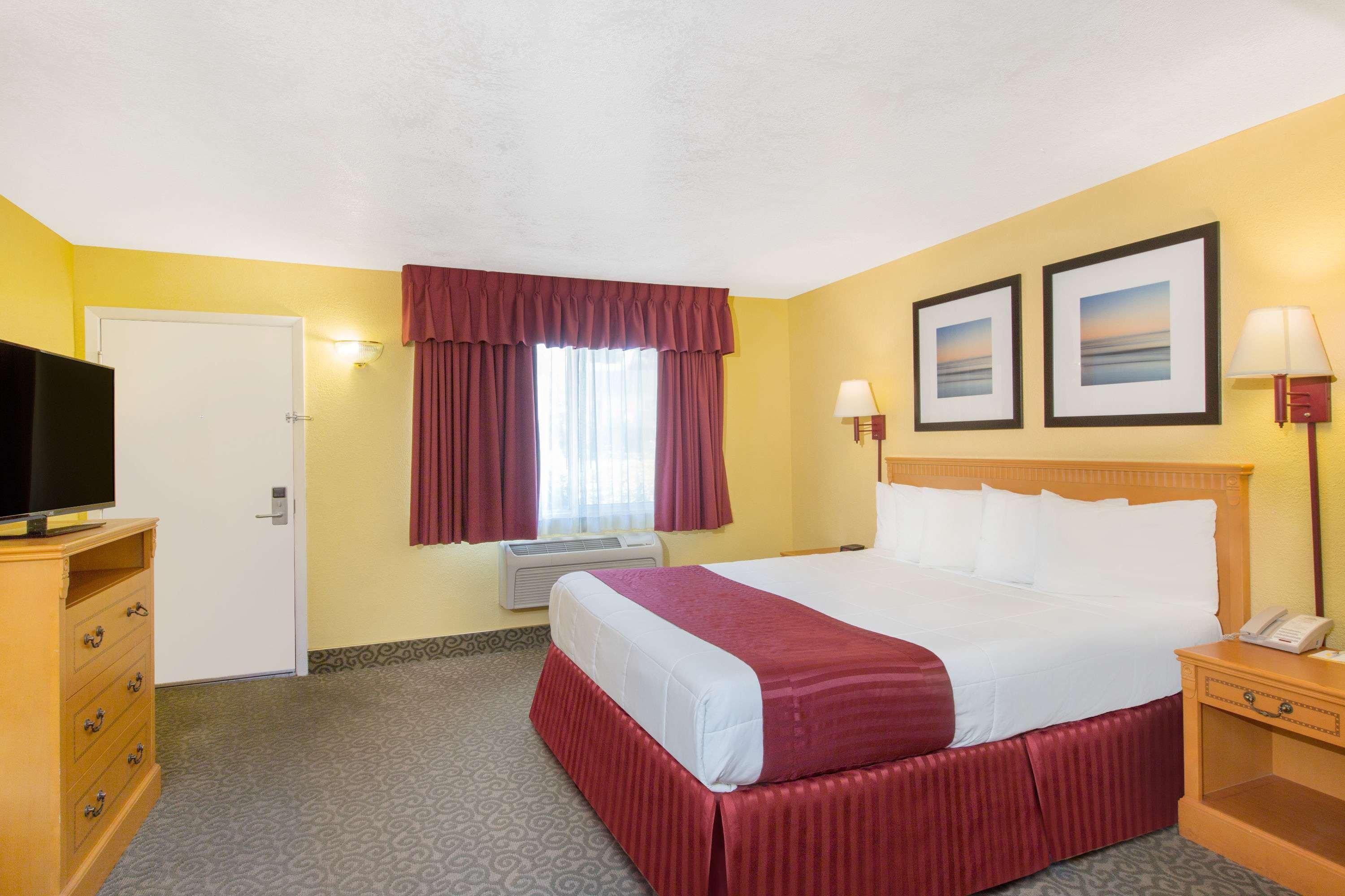 Days Inn By Wyndham Redwood City Buitenkant foto