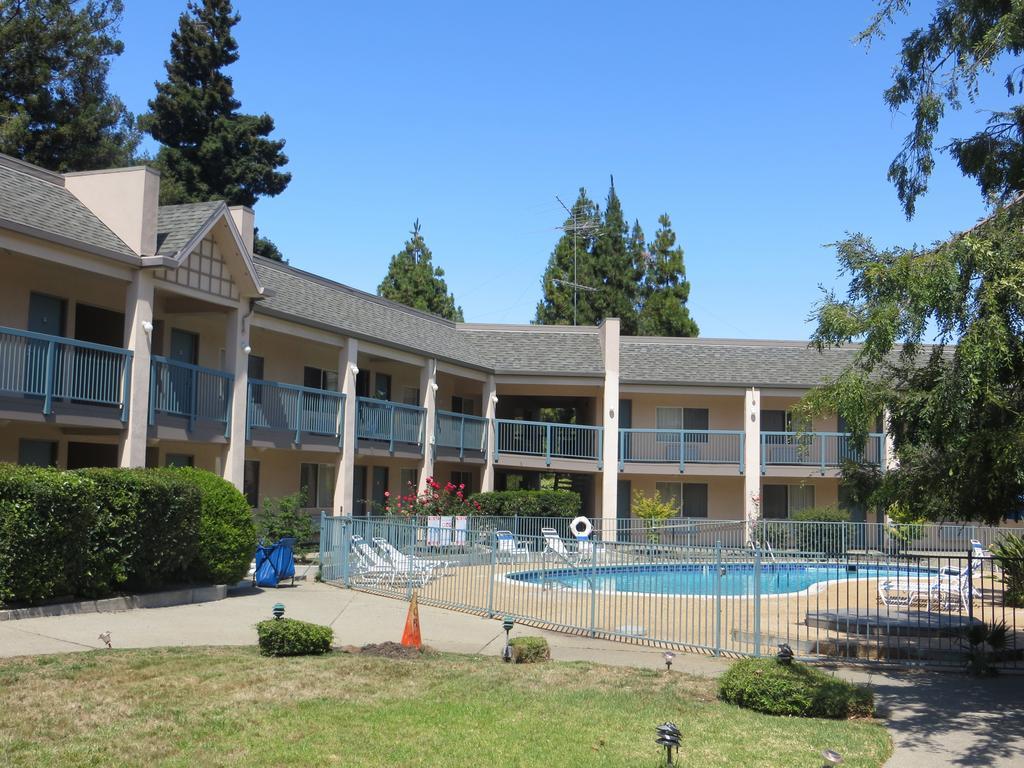 Days Inn By Wyndham Redwood City Buitenkant foto